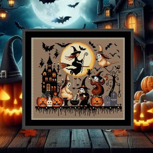Könnte beinhalten: Ein gerahmtes Kreuzstichbild mit einer Halloween-Szene. Das Kunstwerk zeigt eine Hexe auf einem Besen, Fledermäuse, ein Spukhaus, Kürbisse, Geister und andere gruselige Elemente. Der Hintergrund zeigt einen Vollmond und einen dunklen, ominösen Himmel.