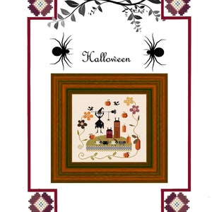 Può includere: Uno schema di ricamo a punto croce con una strega con una scopa e un gatto, zucche e una ragnatela. Lo schema è incorniciato in una cornice di legno marrone e il titolo "Halloween" è scritto sopra la cornice.