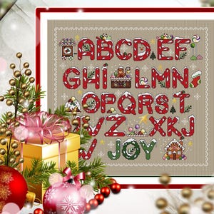Può includere: Un campionario a punto croce con l'alfabeto in rosso, decorato con elementi natalizi come neve, casette di pan di zenzero e bastoncini di zucchero. La parola "JOY" è anch'essa ricamata. Il campionario è incorniciato con un bordo rosso, circondato da decorazioni e regali natalizi.