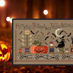 Può includere: Design a punto croce con il testo "Pumpkin Thread & a Little Witchcraft". Il design presenta una zucca di Halloween, una strega, pipistrelli e altri elementi a tema Halloween. Il design è incorniciato da un bordo marrone.
