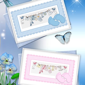 Può includere: Due carte con bordi a quadri blu e rosa. Ogni carta ha uno stendino con vestiti per bambini appesi. La carta blu ha un paio di impronte di piedi blu e la carta rosa ha un paio di impronte di piedi rosa.
