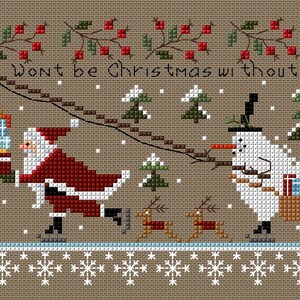 Può includere: Uno schema di ricamo a punto croce con Babbo Natale e un pupazzo di neve che pattinano sul ghiaccio con le renne. Il testo recita "Il Natale non è Natale senza regali".