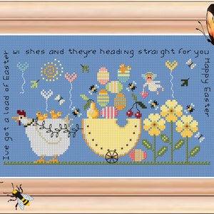 Può includere: Un disegno a punto croce con una gallina bianca che tira un carro giallo pieno di uova di Pasqua colorate. Il carro è decorato con fiori e ciliegie. Lo sfondo è un cielo azzurro chiaro con farfalle e cuori. Il testo "Ho un carico di auguri di Pasqua e stanno andando direttamente a te" e "Buona Pasqua" è incluso nel disegno.