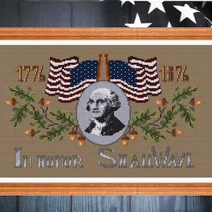 Può includere: Un ricamo a punto croce con un ritratto di George Washington circondato da due bandiere americane e foglie di quercia. Il testo "1776 In Honor Shall Wave 1876" è ricamato sotto il ritratto.