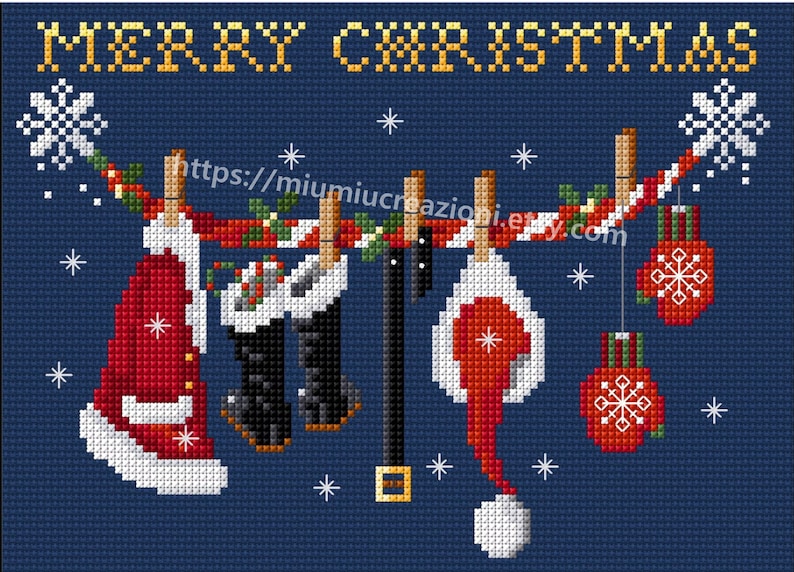Puede incluir: Un patr&oacute;n de punto de cruz con fondo azul y el texto "Merry Christmas" en amarillo. El patr&oacute;n representa un gorro de Pap&aacute; Noel rojo y blanco, un par de botas negras, un cintur&oacute;n negro y dos guantes rojos y blancos colgados de una cuerda roja y blanca.