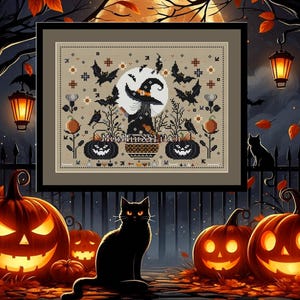 Puede incluir: Un patrón de punto de cruz con una bruja gato negro con un caldero y calabazas bajo una luna llena. El patrón está rodeado por un marco marrón y tiene el texto "MooMooXStitchen" en el centro.