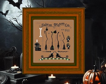 Könnte beinhalten: Ein gerahmtes Kreuzstich-Design mit dem Text "Olde Salem Broom Co. EST. 1692" mit Illustrationen verschiedener Besen und dem Text "Grooked Quaker", "Spell Shaket", "Speedy Sweeper" und "Rushing Rider".