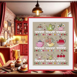 Può includere: Un ricamo a punto croce incorniciato che presenta una serie di teiere e tazze con motivi floreali e fruttati. Il disegno è su uno sfondo beige con un bordo in pizzo bianco e accenti colorati.