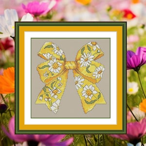 Può includere: Un disegno a punto croce incorniciato con un fiocco giallo ornato di margherite bianche. Il fiocco è centrato su uno sfondo grigio, incorniciato da un bordo giallo e verde. Lo sfondo è un campo di fiori colorati.