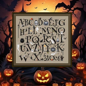 Puede incluir: Un patrón de punto de cruz en blanco y negro que presenta el alfabeto con imágenes de temática de Halloween, incluyendo murciélagos, fantasmas, calabazas y un caldero. El patrón está enmarcado y rodeado de un fondo oscuro con calabazas.