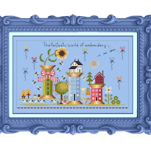 Può includere: Uno schema di ricamo a punto croce che presenta una città fantasiosa realizzata con accessori per cucire. La città si chiama "Il fantastico mondo del ricamo" e presenta case fatte di rocchetti di filo, ditale e bottoni. Le case sono circondate da fiori, farfalle e api.