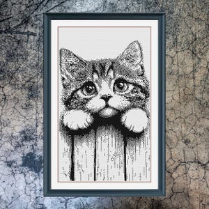 Può includere: Un cartello in legno rustico con la scritta "Welcome to our home" in stile scritto a mano. Il cartello presenta una finitura invecchiata e un design semplice e invitante, perfetto per un portico o un ingresso.