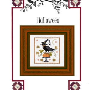 Può includere: Schema di ricamo a punto croce con un corvo nero che indossa un cappello da strega appollaiato su una zucca con un ragno e una luna crescente sullo sfondo. Lo schema è incorniciato in una cornice di legno marrone con uno sfondo bianco. Il titolo "Halloween" è scritto sopra la cornice.