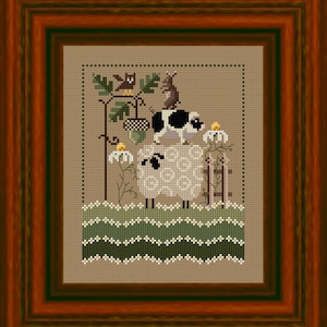 Puede incluir: Un patrón de punto de cruz que presenta una oveja blanca con un cerdo negro en su espalda. El cerdo está de pie sobre una hoja verde con una bellota marrón y un conejo marrón en la parte superior. La escena se desarrolla sobre un fondo marrón con hojas verdes y flores blancas.