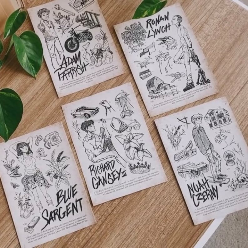 K&ouml;nnte beinhalten: Satz von 5 schwarz-wei&szlig;en illustrierten Postkarten mit Figuren und Objekten. Die Postkarten tragen die Namen "Adam Parrish", "Ronan Lynch", "Richard Gansey III", "Blue Sargent" und "Noah Czerny".