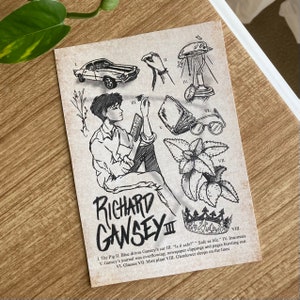 K&ouml;nnte beinhalten: Eine Schwarzwei&szlig;illustration eines Mannes, der mit einem Buch, einem Auto, einer Lampe, einer Brille, einer Pflanze und einer Krone sitzt. Der Text "Richard Gansey III" ist in gro&szlig;er, fetter Schrift geschrieben. Der Text unter der Illustration lautet: "1. The Pig II. Blue drives Gansey's car III. "Is it safe?" "Safe as life." IV. Insomnia V. Gansey's journal was overflowing; newspaper clippings and pages bursting out VI. Glasses VII. Mint plant VIII. Glendower sleeps on the lines"