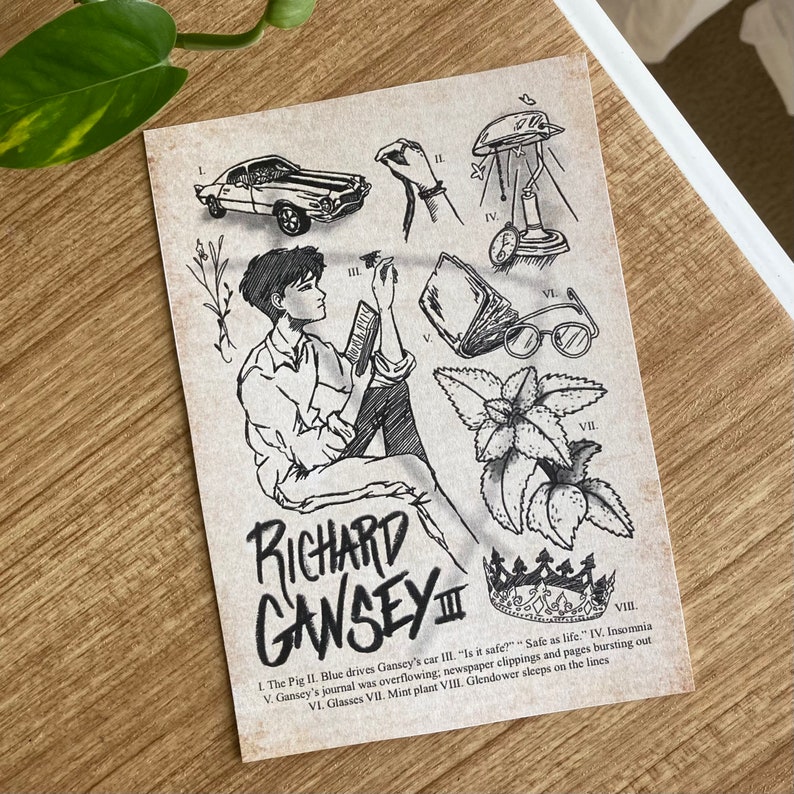 K&ouml;nnte beinhalten: Eine Schwarzwei&szlig;illustration eines Mannes, der mit einem Buch, einem Auto, einer Lampe, einer Brille, einer Pflanze und einer Krone sitzt. Der Text "Richard Gansey III" ist in gro&szlig;er, fetter Schrift geschrieben. Der Text unter der Illustration lautet: "1. The Pig II. Blue drives Gansey's car III. "Is it safe?" "Safe as life." IV. Insomnia V. Gansey's journal was overflowing; newspaper clippings and pages bursting out VI. Glasses VII. Mint plant VIII. Glendower sleeps on the lines"