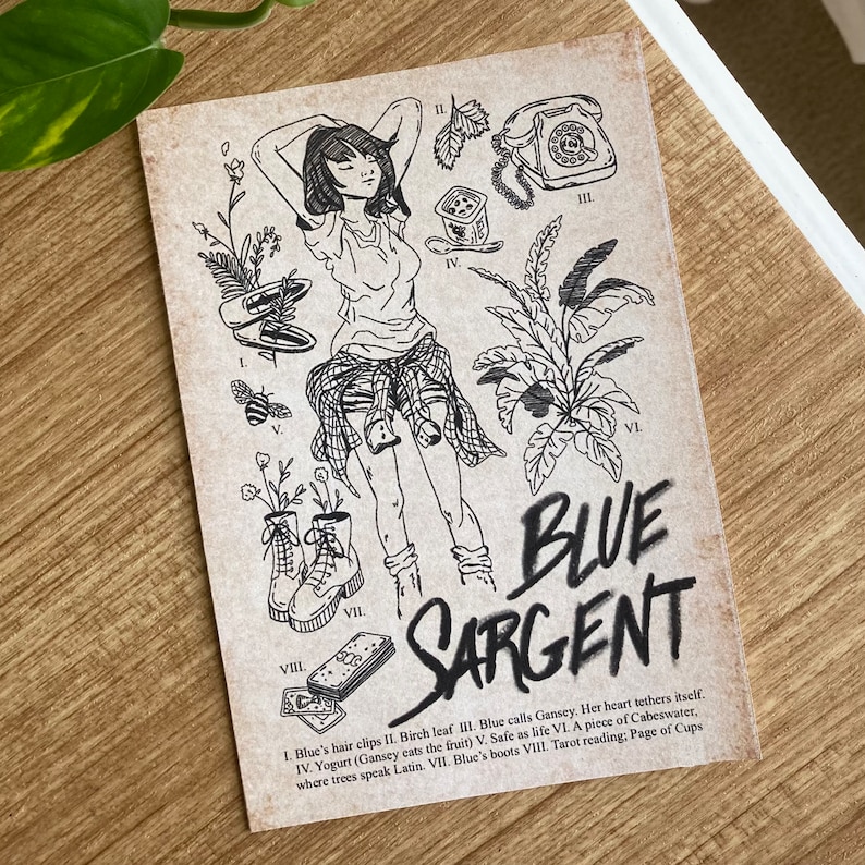 K&ouml;nnte beinhalten: Eine Schwarzwei&szlig;illustration einer Frau mit erhobenen Armen &uuml;ber dem Kopf. Die Illustration ist von verschiedenen Objekten umgeben, darunter ein Telefon, eine Pflanze, ein Paar Stiefel und eine Tarotkarte. Der Text "BLUE SARGENT" ist in gro&szlig;en Buchstaben am unteren Rand der Illustration geschrieben. 1. Blues Haarklammern II. Birkenblatt III. Blue ruft Gansey an. Ihr Herz bindet sich selbst. IV. Joghurt (Gansey isst die Frucht) V. Sicher wie das Leben VI. Ein St&uuml;ck Cabeswater, wo B&auml;ume Latein sprechen. VII. Blues Stiefel VIII. Tarot-Lesung; Page of Cups