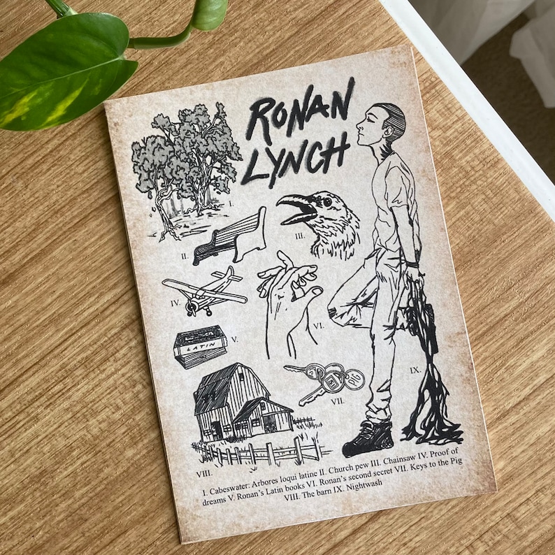 K&ouml;nnte beinhalten: Schwarz-wei&szlig;-Illustration eines Mannes mit einem Raben auf der Schulter. Die Illustration tr&auml;gt den Titel "Ronan Lynch" und enth&auml;lt eine Reihe nummerierter Symbole, darunter einen Baum, eine Bank, eine Hand, ein Flugzeug, eine Kiste, Schl&uuml;ssel, eine Scheune und einen Busch. Der Text unter der Illustration lautet: "Cabeswater: Arbores loqui latine II. Kirchenbank III. Kettens&auml;ge IV. Beweis der Tr&auml;ume V. Ronans lateinische B&uuml;cher VI. Ronans zweites Geheimnis VII. Schl&uuml;ssel zum Schwein VIII. Die Scheune IX. Nachtw&auml;sche"