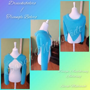 Könnte beinhalten: Ein hellblaues, gestricktes Dreiecksbolero auf einer Schaufensterpuppe. Das Bolero hat lange Ärmel und eine dreieckige Form am Rücken. Der Text "Dreieckbolero / Triangle Bolero" ist im Bild enthalten.