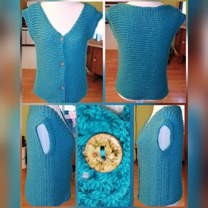Puede incluir: Un chaleco de punto sin mangas en color azul cerceta con cuello en V y tres botones redondos con estampado floral. La prenda está confeccionada con un patrón de punto texturizado y se muestra desde varios ángulos, incluyendo un primer plano.