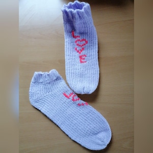 Strickring-Anleitung Socken Einfache Sneakers mit aufgesticktem Motiv im Maschenstich
