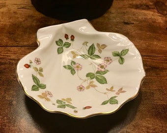 Wedgwood Wild Strawberry Bone China Gold Trimmed Vintage Clam Shell Dish Made in England