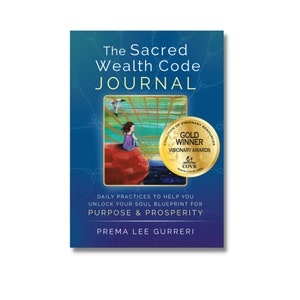 Peut inclure: Une couverture de livre bleue avec le titre "The Sacred Wealth Code Journal" en texte blanc. La couverture présente une peinture d'une jeune fille assise sur un rocher avec une mouette volant au-dessus. Le livre a un sceau doré qui dit "Gold Winner Visionary Awards".