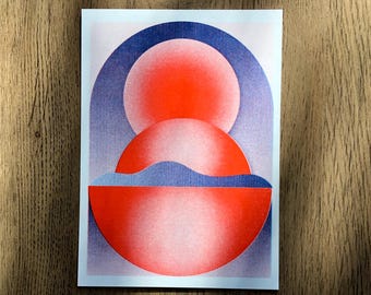 赤と青の幾何学的な風景を描いた小さなリソグラフカード