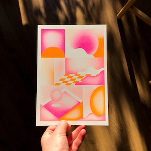 Carta risograph A5 raffigurante una natura morta in giallo rosa