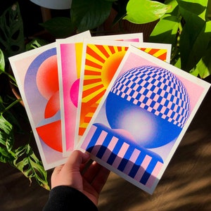 Set aus 4 kleinen geometrischen bunten Risograph-Drucken