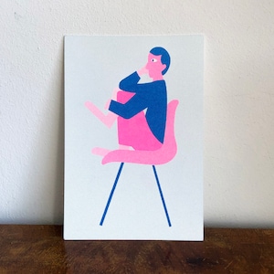 pequeno cartão postal risográfico de uma pessoa entediada, rosa e azul