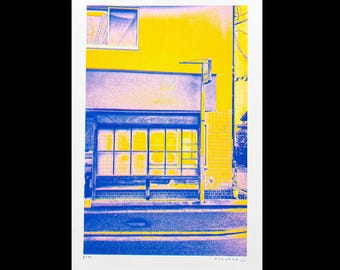 パステルカラーで描かれた日本の家屋のA3リソグラフプリント