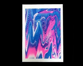 Puede incluir: Impresión abstracta con patrones azules y rosas en espiral. La impresión tiene un aspecto texturizado, casi brillante.