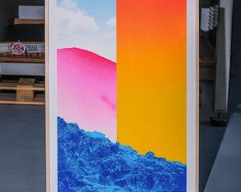 Puede incluir: Impresión de arte abstracto con un fondo degradado rosa, naranja y amarillo. La parte inferior de la impresión presenta una cordillera azul.