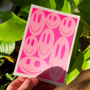 cartolina risograph con composizione di smiley (rosa fluo)