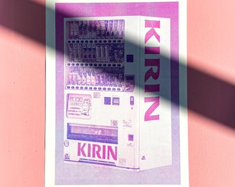 Puede incluir: Un póster de estilo vintage que presenta una máquina expendedora con la palabra "KIRIN" impresa en letras grandes y en negrita. La máquina expendedora está llena de filas de bebidas coloridas y tiene un esquema de color descolorido, rosa y morado.
