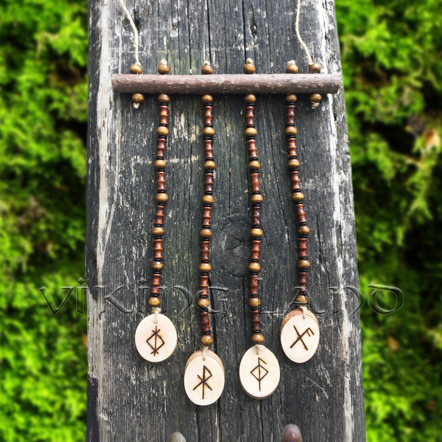 Collar de madera de olivo con runas vikingas personalizadas