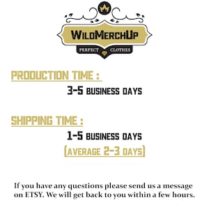 Pu&ograve; includere: Logo "WildMerchUp" in oro e nero con "Perfect Clothes" sotto. L'immagine indica i tempi di produzione di 3-5 giorni lavorativi e i tempi di spedizione di 1-5 giorni lavorativi, con una media di 2-3 giorni.