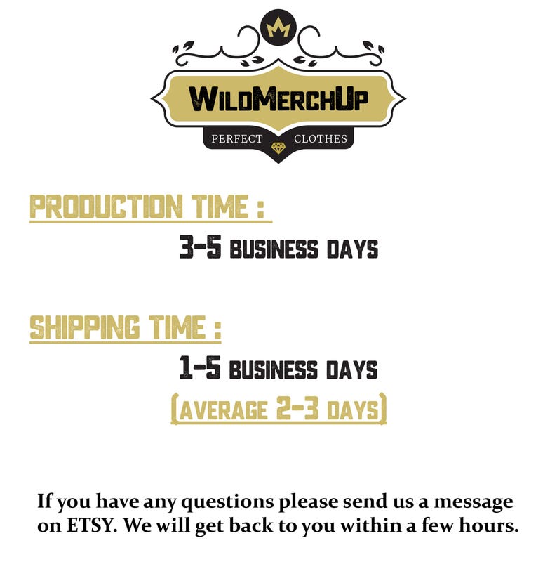 Pu&ograve; includere: Logo "WildMerchUp" in oro e nero con "Perfect Clothes" sotto. L'immagine indica i tempi di produzione di 3-5 giorni lavorativi e i tempi di spedizione di 1-5 giorni lavorativi, con una media di 2-3 giorni.