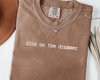 Maglietta Comfort Colors® "Dibs On The Drummer", maglietta divertente per amanti della musica, maglietta umoristica e sarcastica per concerti, per donne.