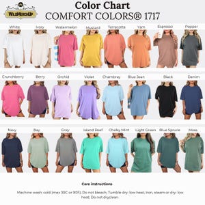 Pu&ograve; includere: Tabella colori delle t-shirt Comfort Colors 1717 in vari colori, tra cui bianco, avorio, anguria, senape, terracotta, igname, espresso e pepe. Altri colori sono crunchberry, berry, orchidea, viola, chambray, blue jean, nero e denim.