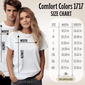 Pu&ograve; includere: Tabella delle taglie per t-shirt Comfort Colors 1717, con misure in pollici. La tabella include le taglie dalla S alla 4XL, con dimensioni di larghezza e lunghezza. Due persone indossano t-shirt bianche.