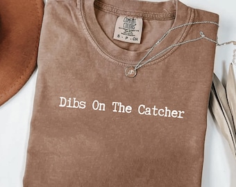 Maglietta Comfort Colors® "Dibs On The Catcher" - Divertente maglietta da baseball, regalo per la fidanzata del softball