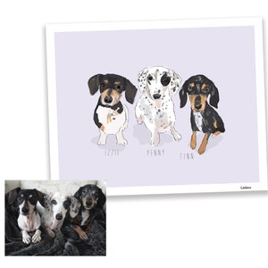 Puede incluir: Una impresi&oacute;n que presenta tres perros salchicha en un estilo de acuarela. Los perros se llaman Izzie, Penny y Finn. La impresi&oacute;n tiene un fondo lila claro y un borde blanco. Una foto de los perros est&aacute; en la esquina inferior izquierda.