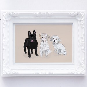 Puede incluir: Una impresi&oacute;n enmarcada con tres retratos de perros. Un bulldog franc&eacute;s negro est&aacute; de pie a la izquierda, con dos perros blancos sentados a la derecha. La impresi&oacute;n est&aacute; en un marco blanco adornado, con la palabra "LOVE" escrita en fichas de Scrabble.