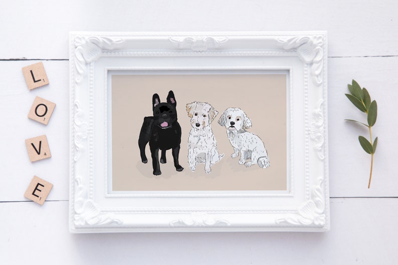 Puede incluir: Una impresi&oacute;n enmarcada con tres retratos de perros. Un bulldog franc&eacute;s negro est&aacute; de pie a la izquierda, con dos perros blancos sentados a la derecha. La impresi&oacute;n est&aacute; en un marco blanco adornado, con la palabra "LOVE" escrita en fichas de Scrabble.