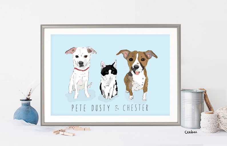 Puede incluir: Una impresi&oacute;n enmarcada con tres perros ilustrados sobre un fondo azul claro. Los perros son un perro blanco con un collar rojo, un perro blanco y negro y un perro marr&oacute;n y blanco. El texto "PETE DUSTY & CHESTER" est&aacute; debajo.