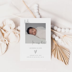 Tarjeta de anuncio de bebé sencilla, foto de nacimiento, "Soy nuevo aquí", plantilla editable, descarga instantánea