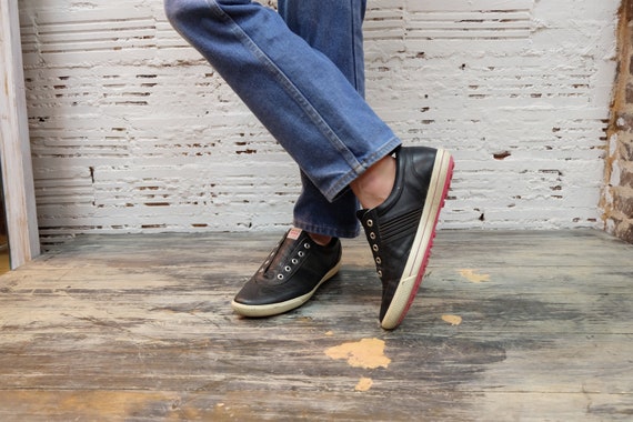 navy blue tennis shoes